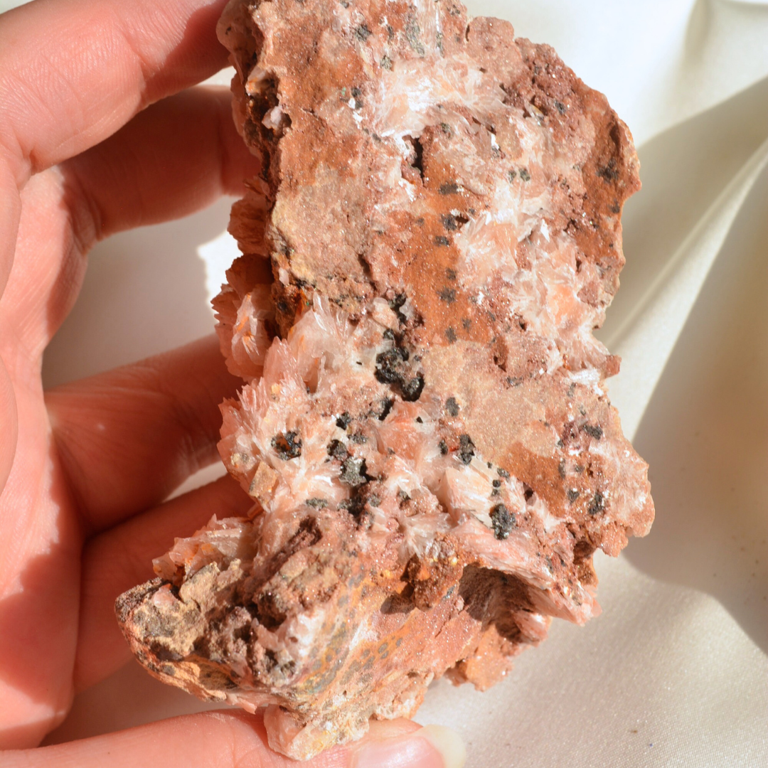 Specimen di barite rosa su matrice da 200 grammi